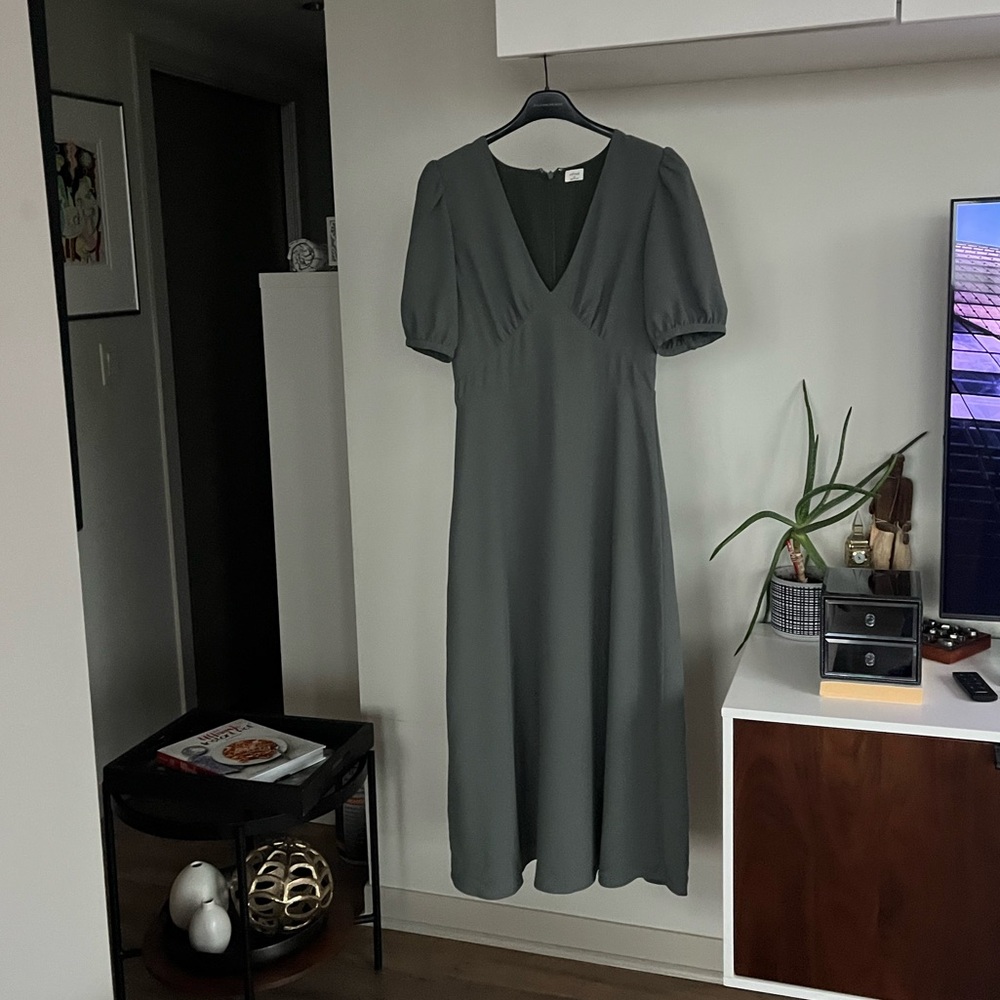 Aritzia Wilfred
(Re)Twill™ Calliope Olive Midi Dress Sz 8 - Picture 9 of 16